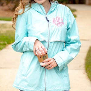 Chaqueta impermeable con monograma de Charles River - Abrigo impermeable con monograma - Chaqueta impermeable con monograma - Chaqueta con monograma