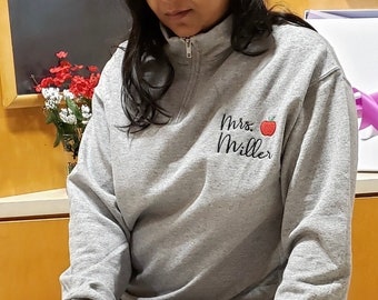 Personalisiertes Sweatshirt für Lehrer: Gesticktes Apfeldesign