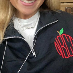 Personalizowana bluza z okrągłym dekoltem Nauczyciel z Jabłkiem | Imię Nauczyciela i Sweter z Jabłkiem | Prezent dla Nauczyciela z okazji docenienia | Prezent świąteczny dla Nauczyciela