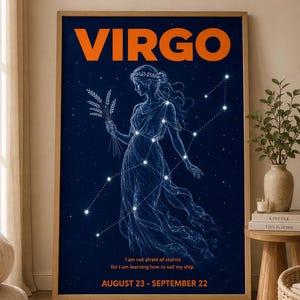 Può includere: Una stampa incorniciata del segno zodiacale della Vergine. L'immagine presenta un'illustrazione celeste di una donna che tiene del grano, con la parola "VIRGO" in arancione. Il testo in basso recita "23 agosto - 22 settembre".