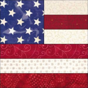 Op de afbeelding: Een rood, wit en blauw patchwork quiltblok met een gestileerd Amerikaans vlagontwerp. Het blok is gemaakt van verschillende stoffen met verschillende patronen, waaronder sterren, swirls en stippen.