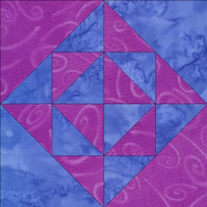 Op de afbeelding: Een quiltblok met een geometrisch patroon van afwisselende blauwe en roze driehoeken.