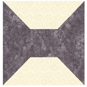 Puede incluir: Un bloque de tela cuadrado con un diseño geométrico. El centro es una tela gris oscuro texturizada, flanqueada por dos triángulos color crema con un patrón de remolino. El diseño es simétrico y está centrado sobre un fondo blanco.