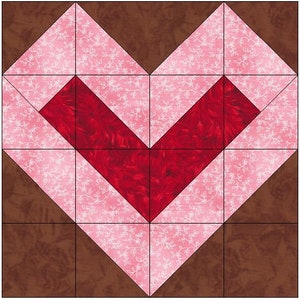 Puede incluir: Un bloque de colcha en forma de corazón rojo y rosa con un patrón floral blanco. El bloque está formado por nueve cuadrados, con el cuadrado central rojo y los cuadrados circundantes rosas.