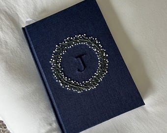 Anpassad handbroderad journal med initialer - Handbunden journal - Blommig dagbok - Tom skissbok