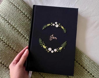 Anpassad handbroderad journal - Handbunden journal - Daglig journal med skogsblommor - Tom skissbok