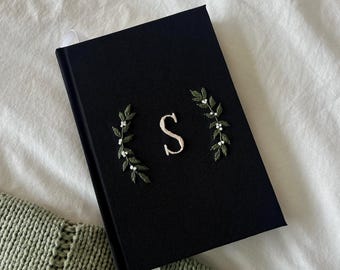 Anpassad handbroderad journal - Handbunden journal - Daglig journal med skogsblommor - Tom skissbok