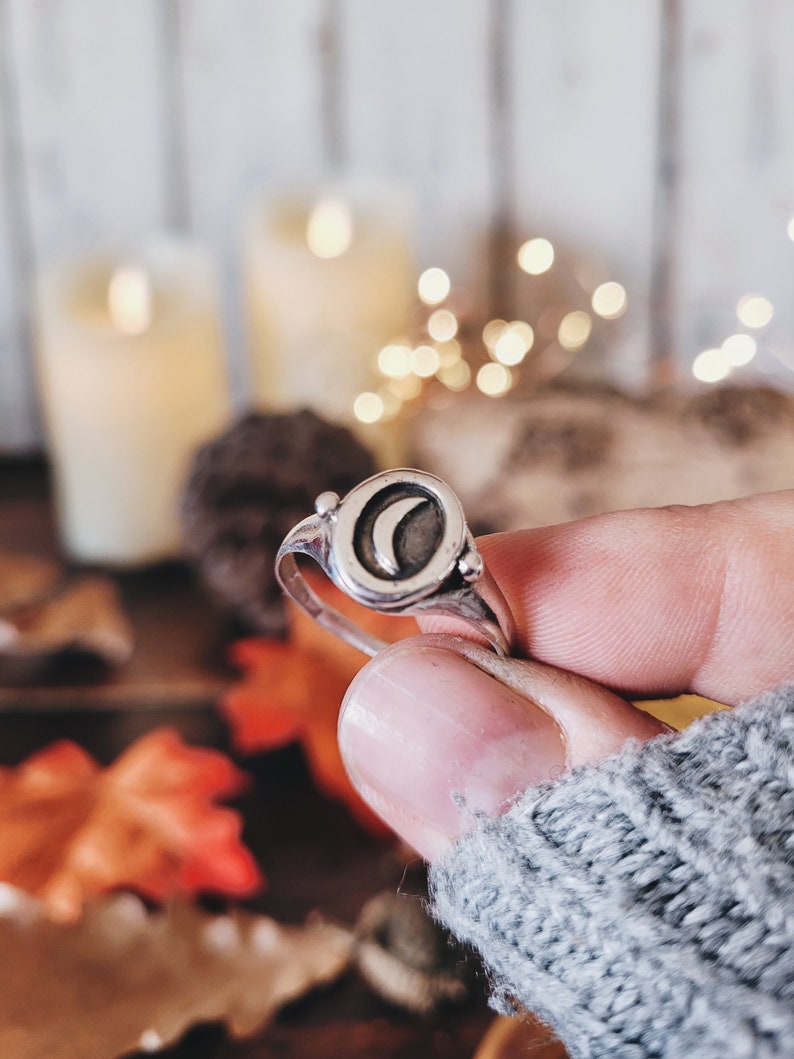 sterling silver ring for witches, moon phases ring, wiccan and pagan jewelry, night and magic ring, amazing jewel to wear everyday, present for a witch