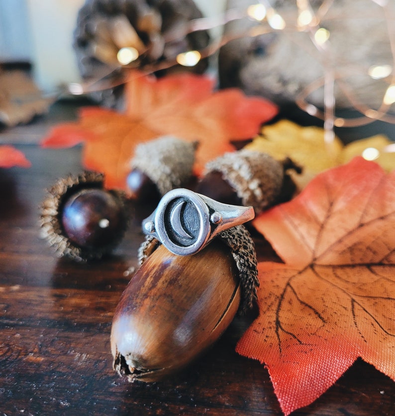 sterling silver ring for witches, moon phases ring, wiccan and pagan jewelry, night and magic ring, amazing jewel to wear everyday, present for a witch