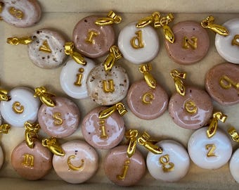 ciondolo in ceramica con lettera dorata