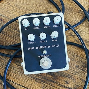 SOUND DESTRUCTION DEVICE: Sonic Destruction, Filter, and Oscillation Effects Pedal