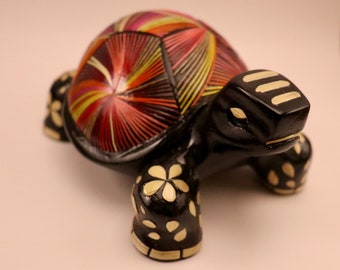 Handmade Straw Marquetry Tortoise: Carved Wood Art from Colombia