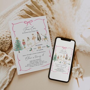 Könnte beinhalten: Eine rosa und weiße Einladungskarte mit goldfarbenem Rand und einer Aquarell-Illustration von Figuren aus dem Nussknacker-Ballett. Der Text auf der Karte lautet "Forever Ever Enchanted Nutcracker Ball" und enthält Details zur Veranstaltung, einschließlich Datum, Uhrzeit und Ort. Die Karte befindet sich auf einem weißen Hintergrund mit einer dekorativen Pflanze im Hintergrund.