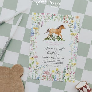 Bearbeitbarer Galopp auf Over Girl 1. Geburtstagseinladung, Wildblumen-Pferdeeinladung, Cowgirl-Geburtstag, Reiten, vollständig bearbeitbar #S246