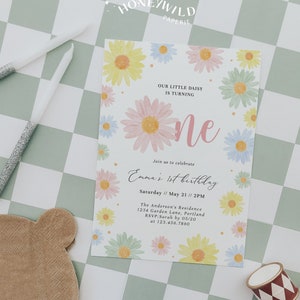 Invito per il primo compleanno di Daisy - Invito con fiori pastello - Festa di compleanno per bambine modificabile #S235