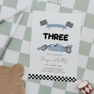 Je ne peux pas m'attraper, j'ai trois ans, invitation d'anniversaire de voiture de course - 3e anniversaire de garçon - thème voiture de course bleue - entièrement modifiable #YAC