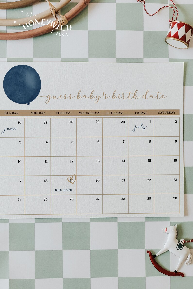 Op de afbeelding: Een beige kalender met de tekst "guess baby's birth date" en een blauwe ballongrafiek. De kalendergrid is beige met goudkleurige lijnen en data. De vervaldatum is gemarkeerd op de 19e van de maand. De woorden "June" en "July" zijn geschreven.
