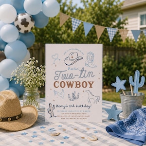 Puede incluir: Una escena de fiesta con temática de vaquero. Un letrero dice "Two-tin Cowboy" con ilustraciones de botas de vaquero, un sombrero y un caballo. Las decoraciones incluyen globos azules, un sombrero de vaquero y detalles en forma de estrella. El evento es para el segundo cumpleaños de Henry.