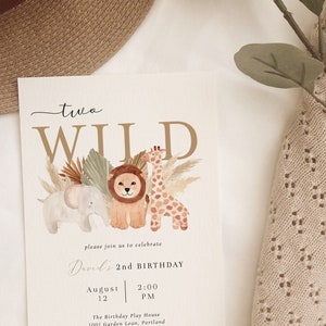Op de afbeelding: Een lichtbruine uitnodigingskaart met de tekst "two WILD" in gouden letters. De kaart heeft een aquarel-illustratie van een leeuw, een giraffe en een olifant, omringd door groen. De tekst "David's 2nd Birthday" is geschreven in roze schrift. De uitnodiging bevat de details van de datum, tijd en locatie van het feest.