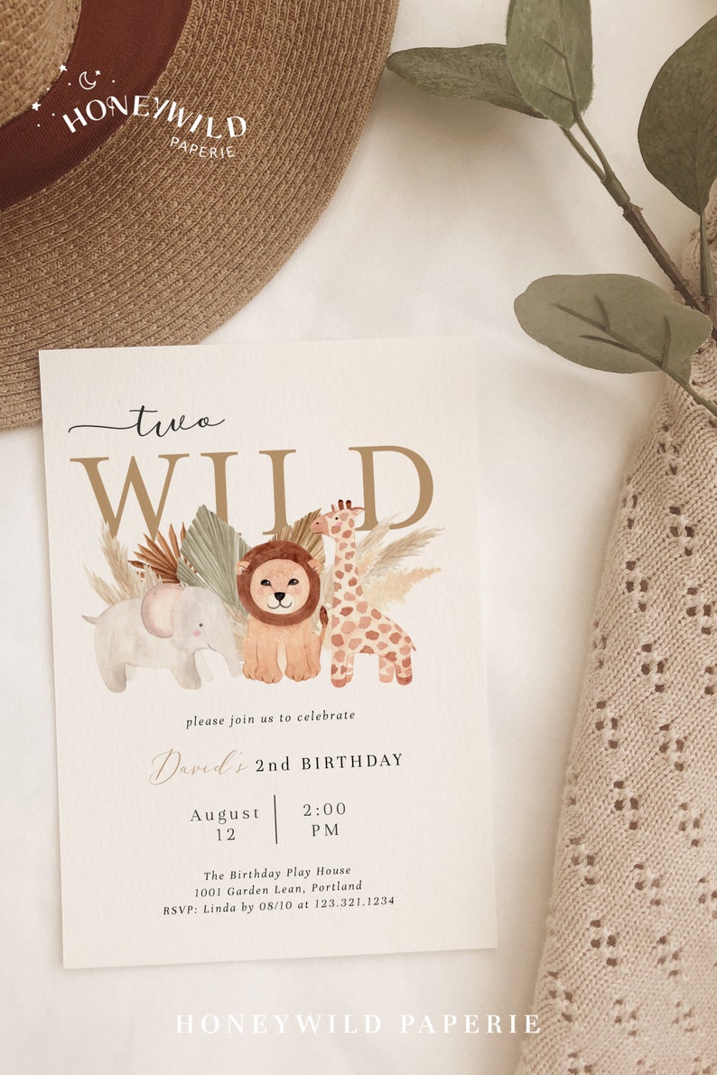 Op de afbeelding: Een lichtbruine uitnodigingskaart met de tekst "two WILD" in gouden letters. De kaart heeft een aquarel-illustratie van een leeuw, een giraffe en een olifant, omringd door groen. De tekst "David's 2nd Birthday" is geschreven in roze schrift. De uitnodiging bevat de details van de datum, tijd en locatie van het feest.