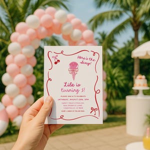 Puede incluir: Una invitación de cumpleaños con un diseño de cono de helado rosa y el texto "¡Lila cumple 5!". La invitación se sostiene frente a un arco de globos rosas y blancos, lo que sugiere un evento festivo.
