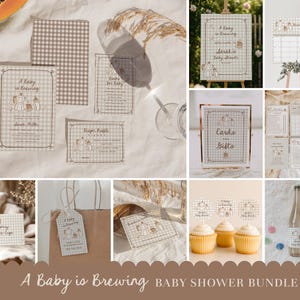 Könnte beinhalten: Eine Sammlung von Babyparty-Papeterie und Dekorationen in neutralen Farben. Das Set umfasst Einladungen, Schilder, Cupcake-Topper und eine Flasche, alle mit einer Kaffeekannen- und Babyflaschen-Illustration. Der Text "A Baby is Brewing" ist sichtbar.