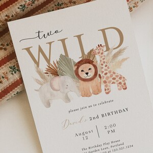 Op de afbeelding: Een beige uitnodigingskaart met een bruine en gouden tekst "two wild". De kaart heeft een aquarel-illustratie van een leeuw, een giraffe en een olifant met groene bladeren en beige gras. De tekst "David's 2nd Birthday" is in cursief geschreven met de datum en tijd eronder.
