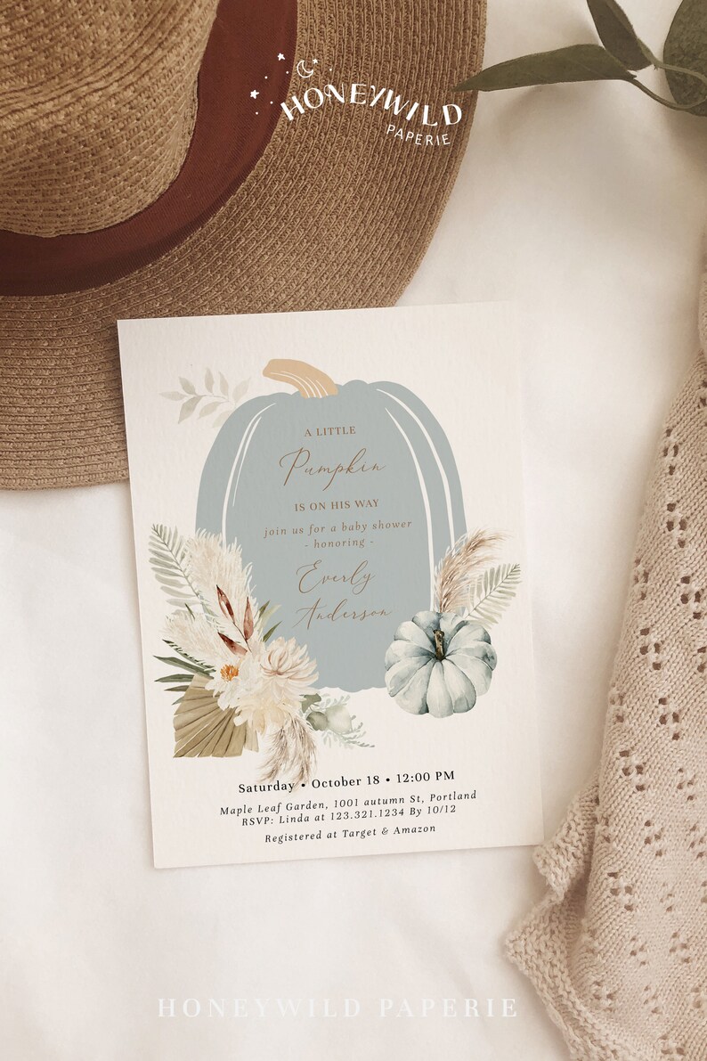 Puede incluir: Una calabaza azul claro con el texto "A Little Pumpkin Is On His Way" y "join us for a baby shower honoring Everly Anderson". La invitaci&oacute;n est&aacute; decorada con elementos florales de oto&ntilde;o y tiene el texto "Saturday, October 18, 12:00 PM, Maple Leaf Garden, 1001 autumn St, Portland, RSVP: Linda at 123.321.1234 By 10/12, Registered at Target & Amazon".