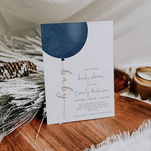 Puede incluir: Invitación a un baby shower con un gráfico de globo azul marino. La invitación incluye el texto "baby shower" y los detalles del baby shower de Everly Anderson, incluyendo la fecha, hora e información de RSVP. La invitación está en una tarjeta blanca.