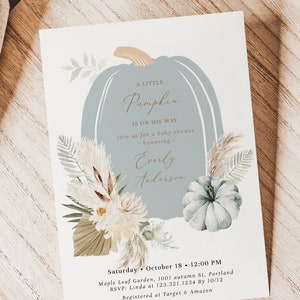 Puede incluir: Una invitaci&oacute;n a una fiesta de bienvenida al beb&eacute; con una ilustraci&oacute;n de calabaza azul y detalles florales. El texto dice "Un peque&ntilde;o calabac&iacute;n est&aacute; en camino. &Uacute;nase a nosotros para una fiesta de bienvenida al beb&eacute; en honor a Everly Anderson. S&aacute;bado 18 de octubre, 12:00 PM. Maple Leaf Garden, 1001 autumn St, Portland. RSVP: Linda al 123.321.1234 antes del 10/12. Registrado en Target & Amazon."