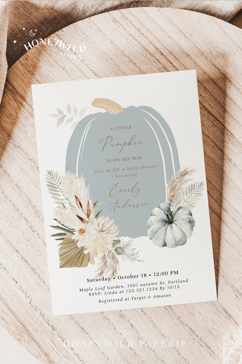 Puede incluir: Una invitaci&oacute;n a una fiesta de bienvenida al beb&eacute; con una ilustraci&oacute;n de calabaza azul y detalles florales. El texto dice "Un peque&ntilde;o calabac&iacute;n est&aacute; en camino. &Uacute;nase a nosotros para una fiesta de bienvenida al beb&eacute; en honor a Everly Anderson. S&aacute;bado 18 de octubre, 12:00 PM. Maple Leaf Garden, 1001 autumn St, Portland. RSVP: Linda al 123.321.1234 antes del 10/12. Registrado en Target & Amazon."