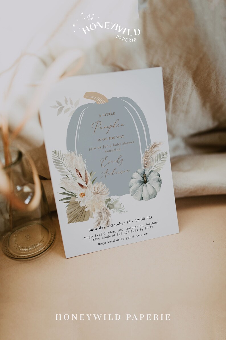 Puede incluir: Una invitaci&oacute;n a una fiesta de bienvenida al beb&eacute; con una ilustraci&oacute;n de calabaza azul y detalles florales. El texto dice "A Little Pumpkin Is On His Way" e incluye el nombre "Everly Anderson". La invitaci&oacute;n incluye la fecha, la hora, el lugar, la informaci&oacute;n de RSVP y el registro de regalos.