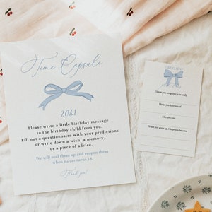 Elegantes Zeitkapsel-Zeichen zum 1. Geburtstag mit blauer Schleife und passende druckbare Nachrichtenkarten für Babys zum 1