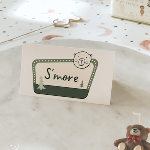 Une tente heureuse d'étiquette de nourriture de campeur de Zazzle.be Liste d'envies Vous avez des idées ? cartes de visite personnalisables pour buffet | Marque-places à thème camping#SU1