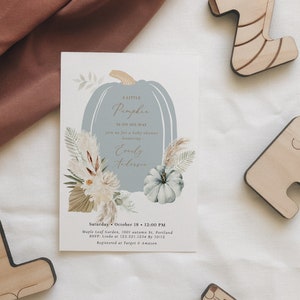 Puede incluir: Una invitaci&oacute;n a una fiesta de bienvenida al beb&eacute; con una ilustraci&oacute;n de calabaza azul y blanca y detalles florales. El texto dice "A Little Pumpkin is on his way" e incluye el nombre "Everly Anderson". La invitaci&oacute;n incluye la fecha, la hora, el lugar, la informaci&oacute;n de RSVP y los detalles del registro.