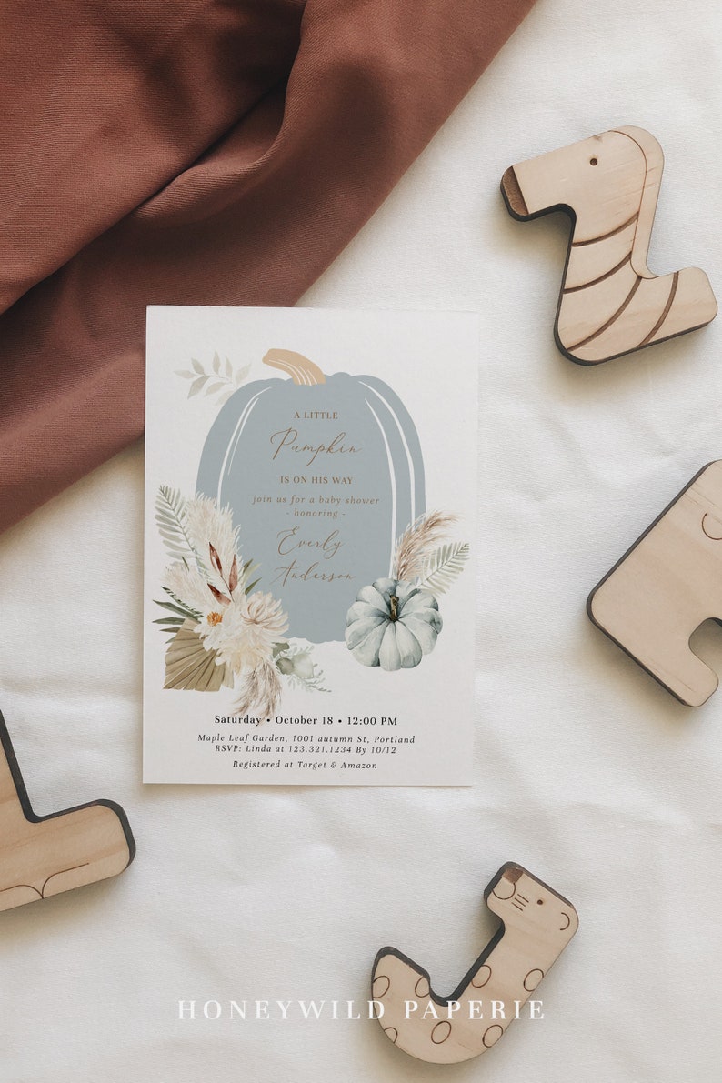 Puede incluir: Una invitaci&oacute;n a una fiesta de bienvenida al beb&eacute; con una ilustraci&oacute;n de calabaza azul y blanca y detalles florales. El texto dice "A Little Pumpkin is on his way" e incluye el nombre "Everly Anderson". La invitaci&oacute;n incluye la fecha, la hora, el lugar, la informaci&oacute;n de RSVP y los detalles del registro.