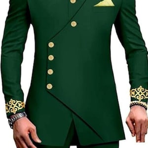 Puede incluir: Un traje verde oscuro con ribetes y botones dorados. La chaqueta tiene un cuello mandarín y un cierre de un solo botón. El pantalón tiene una pierna recta.