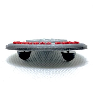 Puede incluir: Un pin gris impreso en 3D con letras rojas que dice "I'm With Stupid". El pin tiene dos postes de pl&aacute;stico negro en la parte posterior.