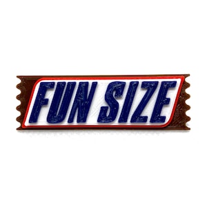 Puede incluir: Una barra de chocolate marrón y blanca con el texto "FUN SIZE" en letras azules.