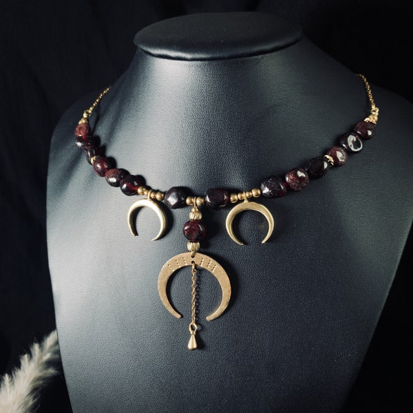 Mondgöttin Halskette mit Granat Perlen, antikes Collier aus Messing, Halbmond Anhänger, Antik, Keltisch, Fantasy, Larp Schmuck
