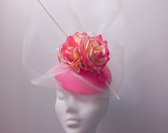 Rosa Koralle Fascinator mit elfenbeinfarbenem Crinin