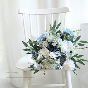 Dusty Blue and White Wedding Bouquet mit Eukalyptusblättern Sage Green Boho Hochzeit Blumenstrauß Set