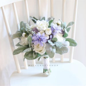 Lavendel und cremeweißes Bouquet / lila Blau weißes / Hochzeitsbouquet / Salbeigrüne Blätter Rose Nelke Lammohrblätter