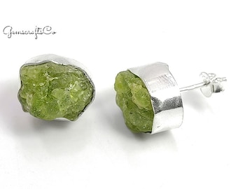 Orecchini a lobo con peridoto grezzo: argento sterling, pietra portafortuna di agosto