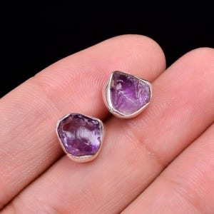 Rohe Amethyst Ohrstecker • 925 Sterling Silber Kristall Ohrstecker • Natürliche Lila Stein Ohrringe • Zierlicher Minimalist Schmuck • Geschenk für Sie