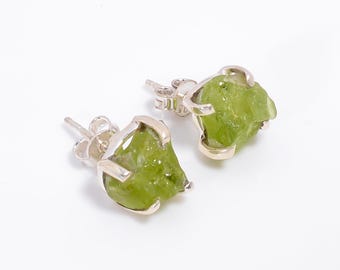 Orecchini a bottone in peridoto grezzo: argento sterling, pietra portafortuna di agosto