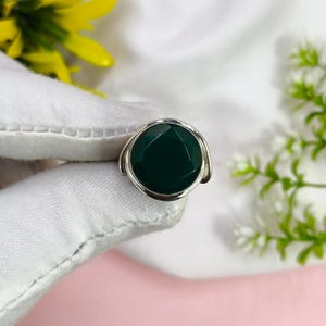 Naturalny zielony pierścień onyksowy, srebro próby 925, ręcznie robiony pierścień z kamieniem szlachetnym, fasetowany okrągły pierścień, pierścień koktajlowy, pierścień typu statement Pierścień z onyksem ze srebra