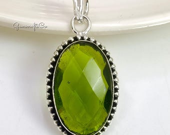 Pingente oval de peridoto, prata de lei 925, gema verde.