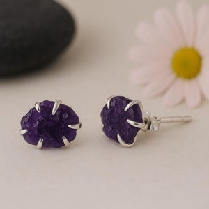Roher Amethyst Ohrstecker, natürliche Kristall Ohrstecker, Sterling Silber Rohstein Ohrringe, Minimalistische Amethyst Ohrringe, Februar Birthstone Geschenk für sie