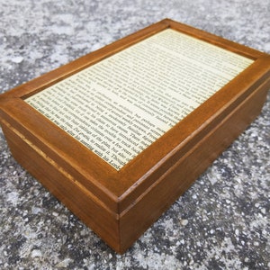 Boîte de pages de livre en bois, fabriquée à partir de bois de récupération.